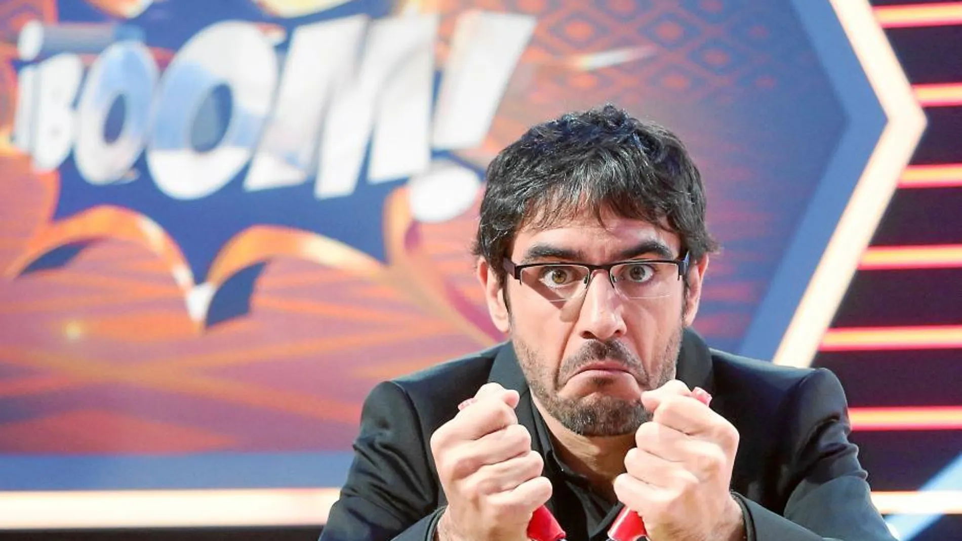 El presentador Juanra Bonet, junto a la icónica bomba del concurso