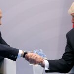 Donald Trump y Vladimir Putin se dan un apretón de manos en su encuentro durante el G-20