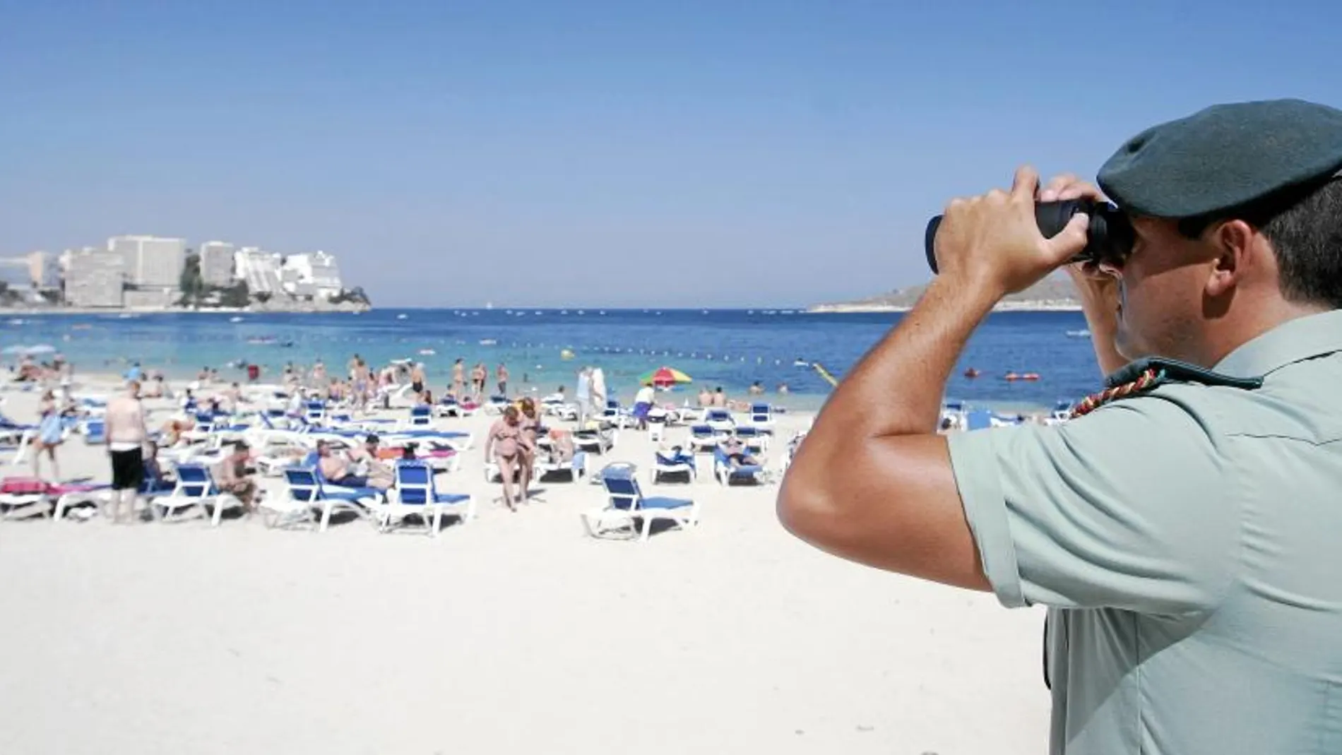 Un agente de la Guardia Civil vela por la seguridad en una playa