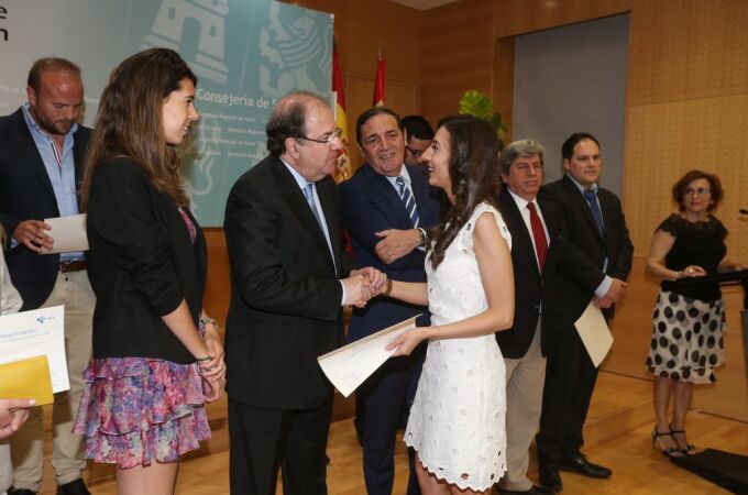 El presidente Herrera, el consejero Sáez Aguado durante la entrega de los Premios a los mejores MIR de Castilla y León en 2017