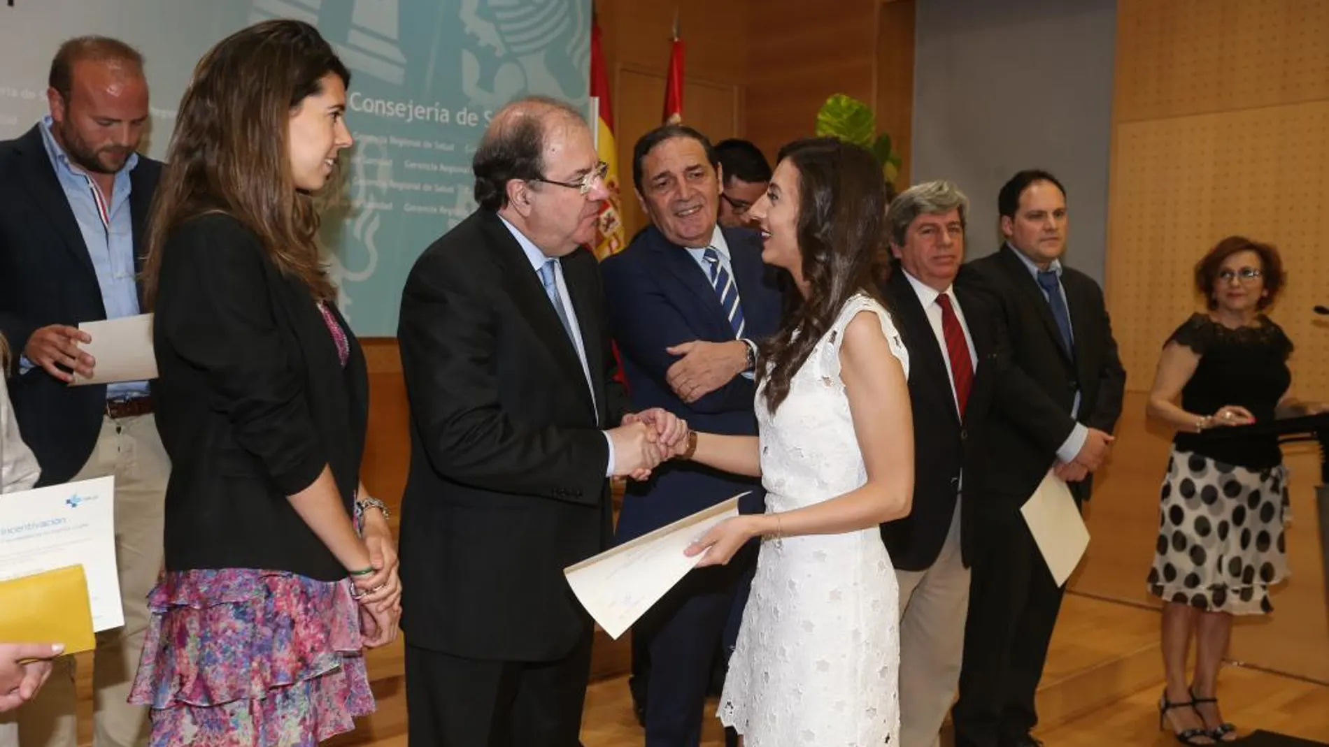 El presidente Herrera, el consejero Sáez Aguado durante la entrega de los Premios a los mejores MIR de Castilla y León en 2017