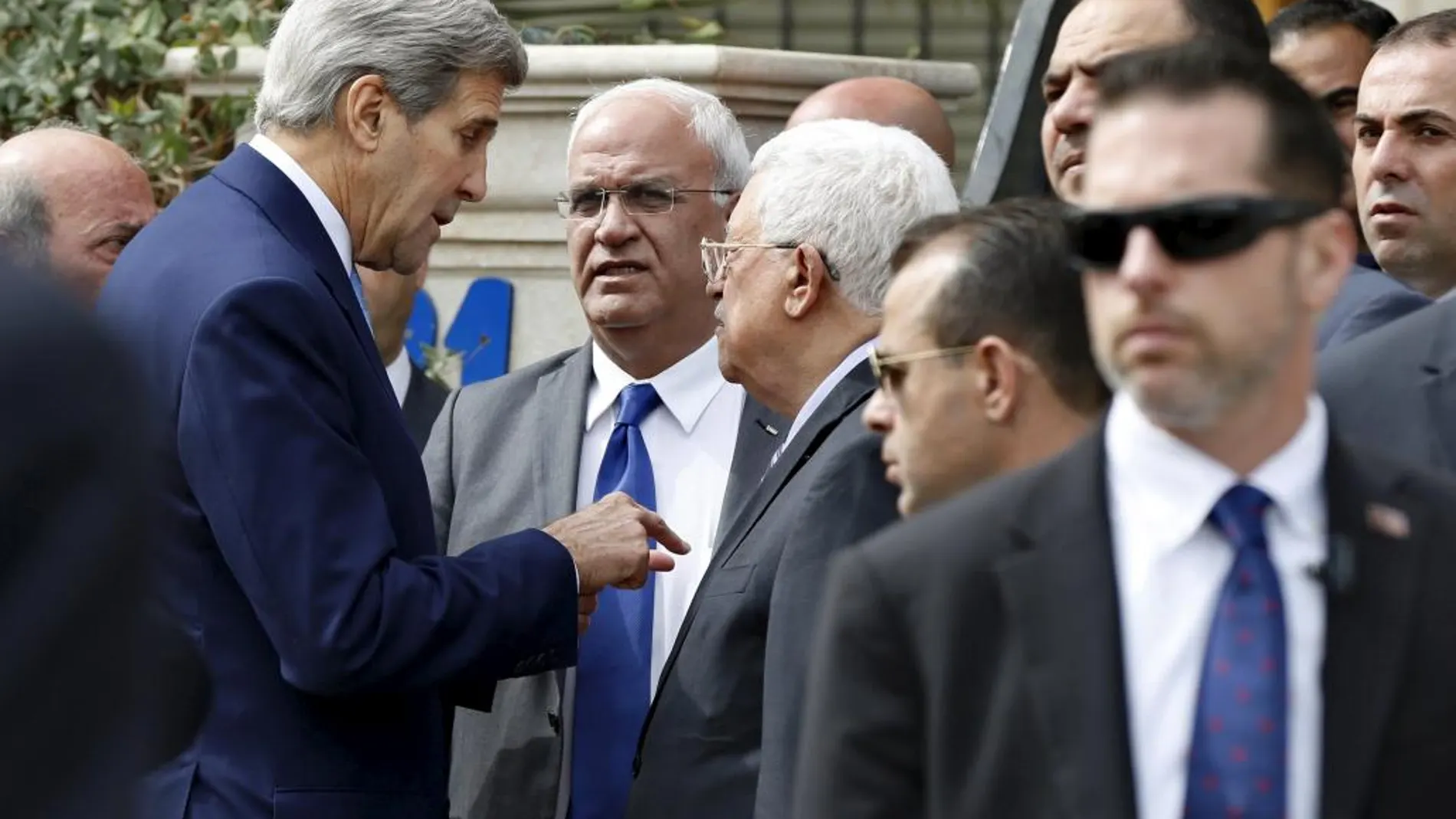 John Kerry habla con el presidente palestino Mahmoud Abbas en Amán