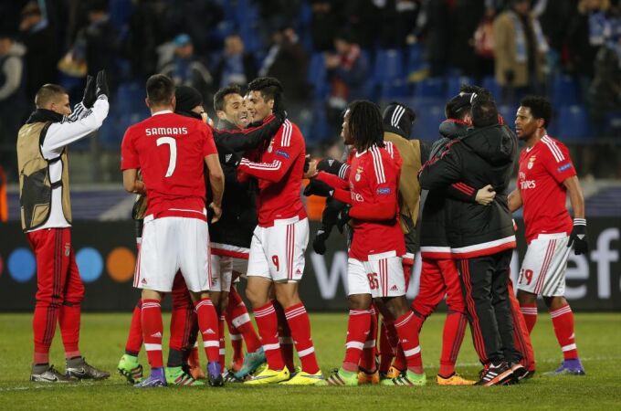 Los jugadores del Benfica celebran la victoria conseguida ante el Zenit en el partido de vuelta de los octavos de final de la Liga de Campeones