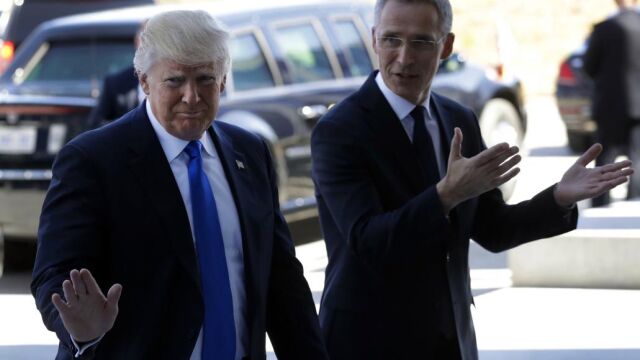 El secretario general de la OTAN, Jens Stoltenberg, junto al presidente de Estados Unidos, Donald Trump, durante la cumbre de l OTAN en Bruselas.
