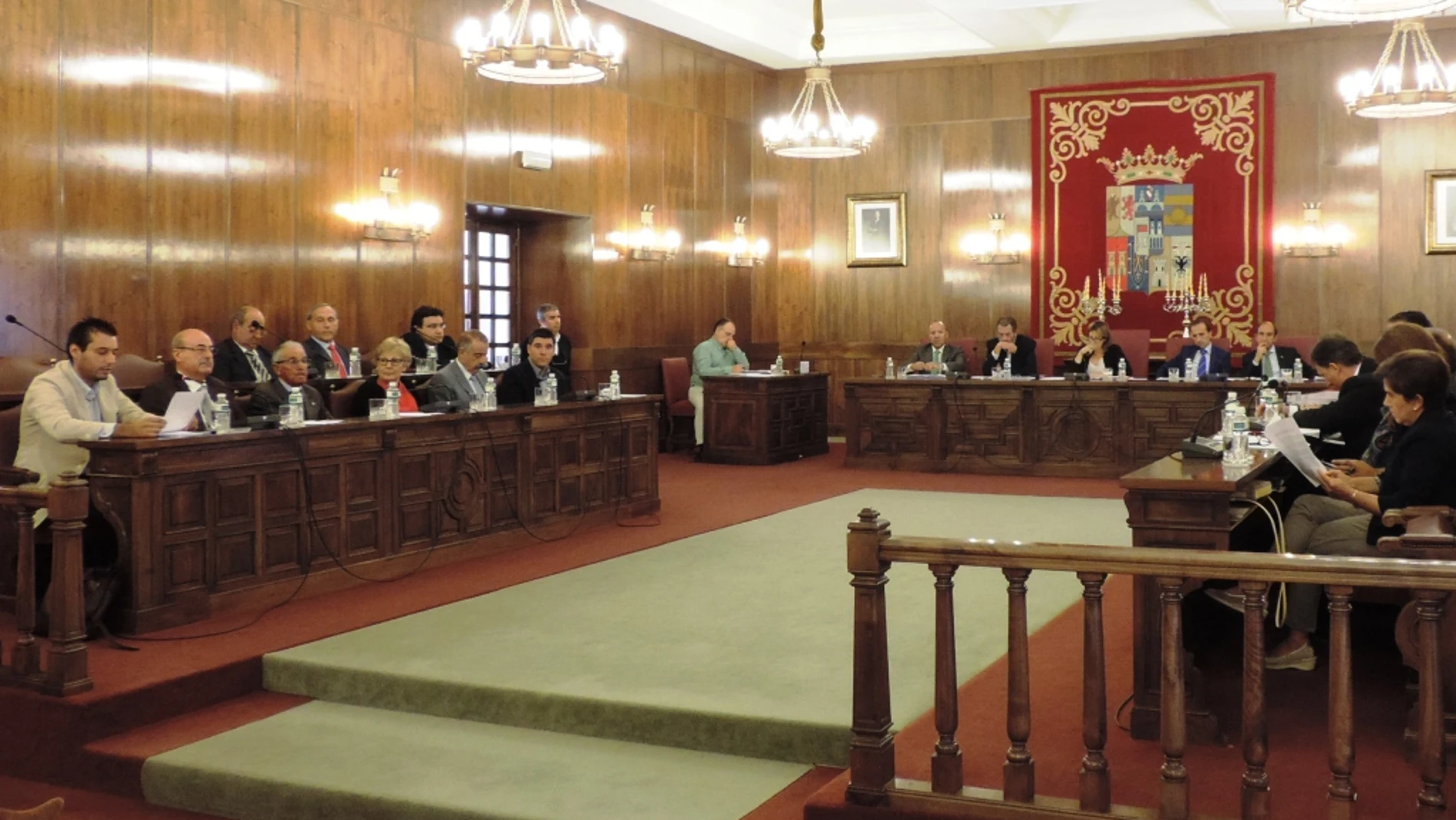 Momento del pleno en el que el diputado Carrión lee la moción en apoyo a los festejos taurinos