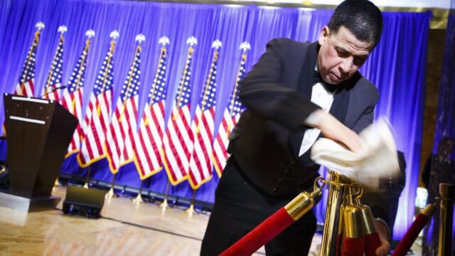 Un empleado de la Trump Tower limpia una cuerda de terciopelo en el vestíbulo del edificio, donde el presidente electo estadounidense, Donald Trump, tiene previsto ofrecer una rueda de prensa, en Nueva York, Estados Unidos
