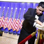 Un empleado de la Trump Tower limpia una cuerda de terciopelo en el vestíbulo del edificio, donde el presidente electo estadounidense, Donald Trump, tiene previsto ofrecer una rueda de prensa, en Nueva York, Estados Unidos