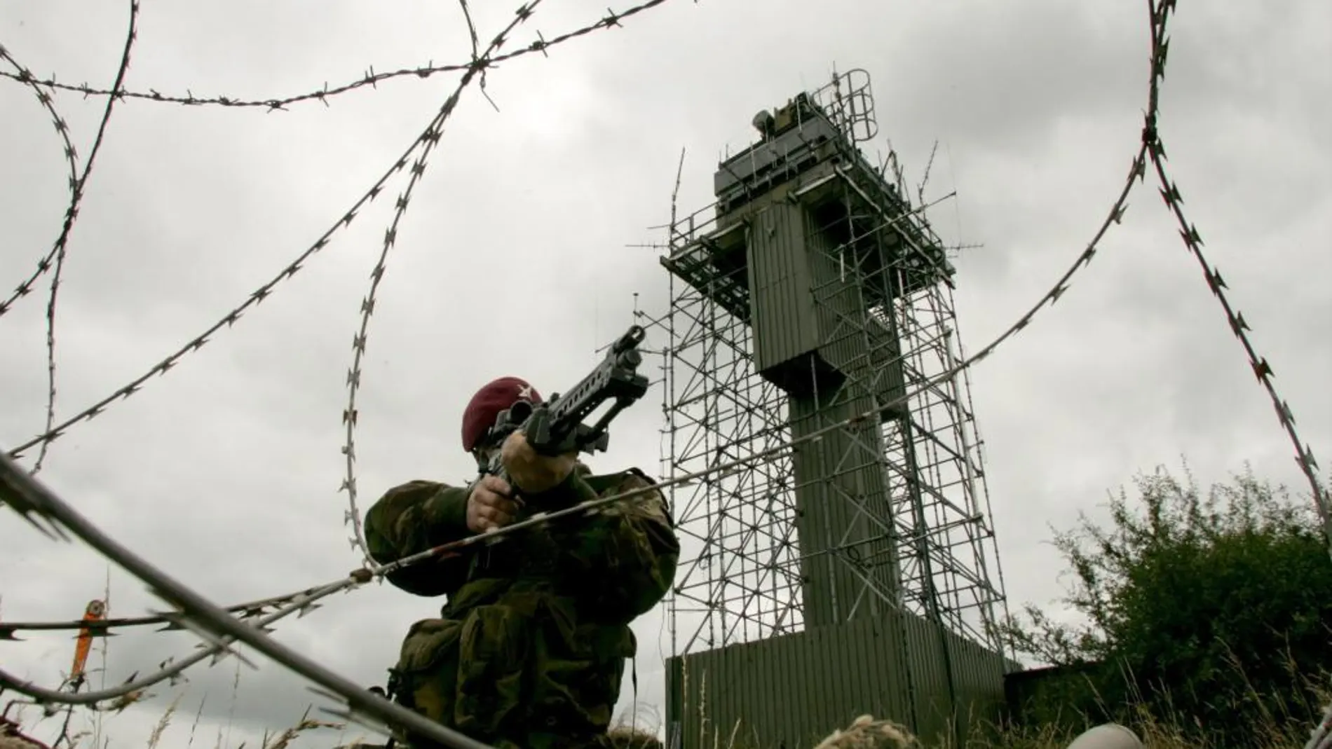 Un soldado británico junto a la torre de vigilancia del Ejército británico "Golf One Zero"en South Armagh, en 2005, durante la suspensión de la autonomía en Irlanda del Norte. Efe