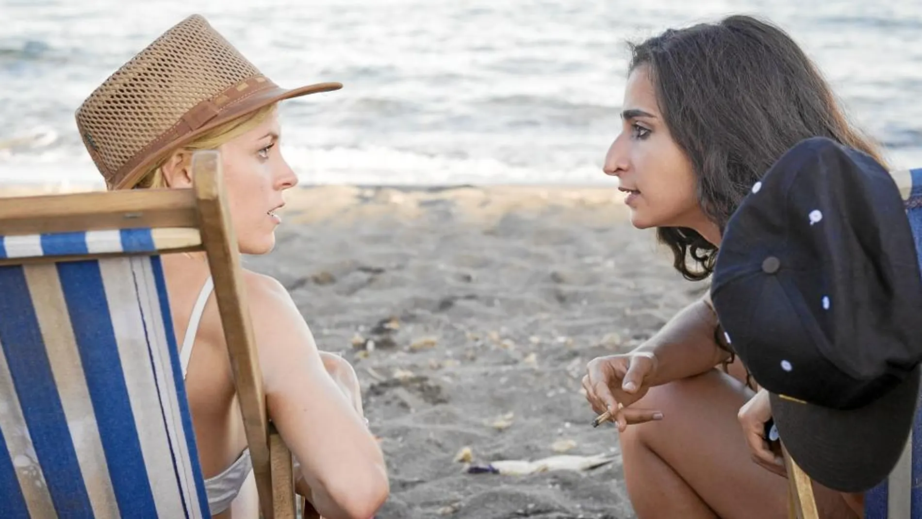 Macarena (Maggie Civantos), a la izquierda, y Saray (Alba Flores) durante el rodaje de la serie en la playa