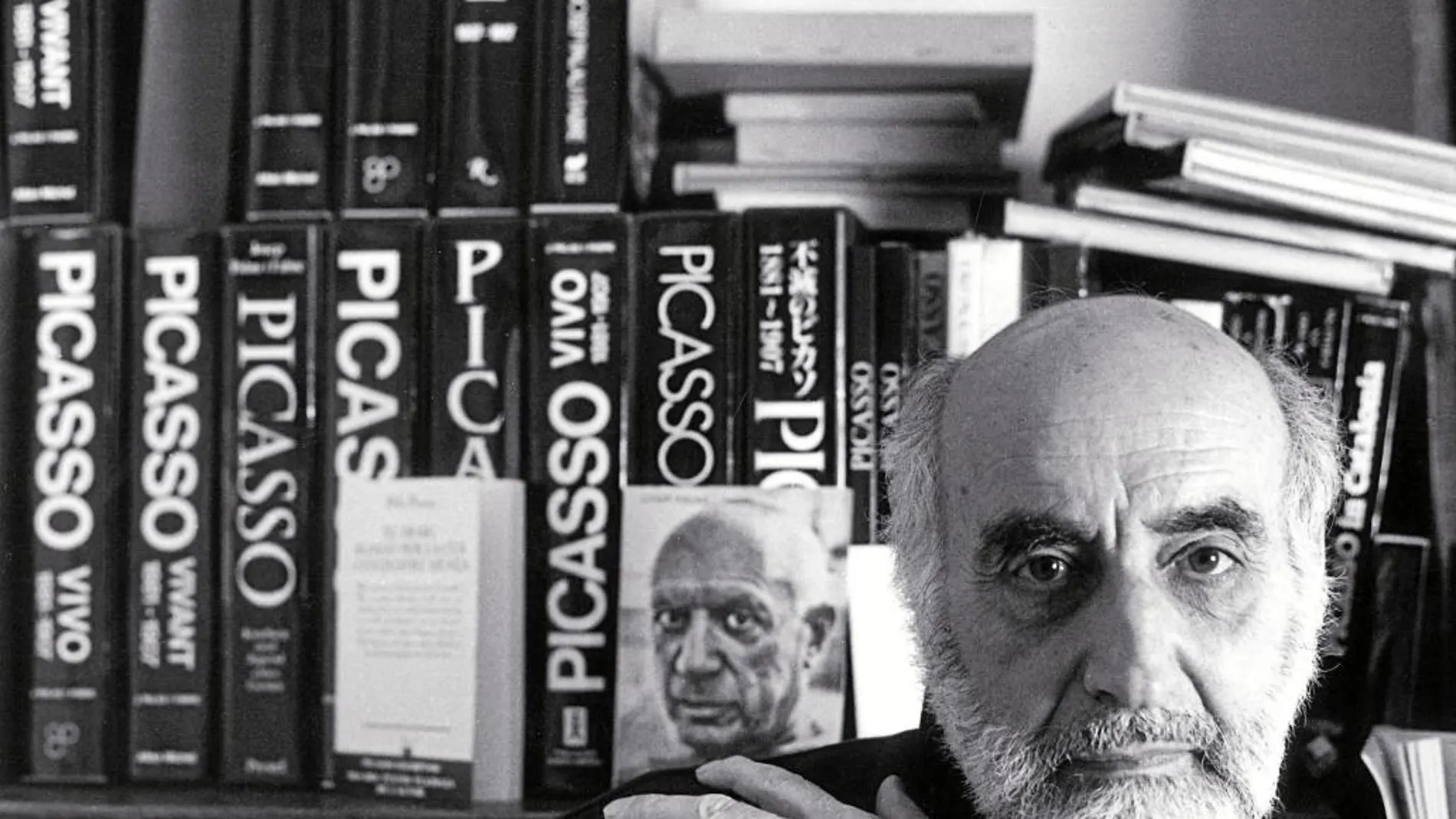 Imagen icónica de Palau i Fabra con obras sobre Picasso, su gran obsesión y que le convirtió en uno de los expertos más reconocidos sobre una figura que conoció y trató.