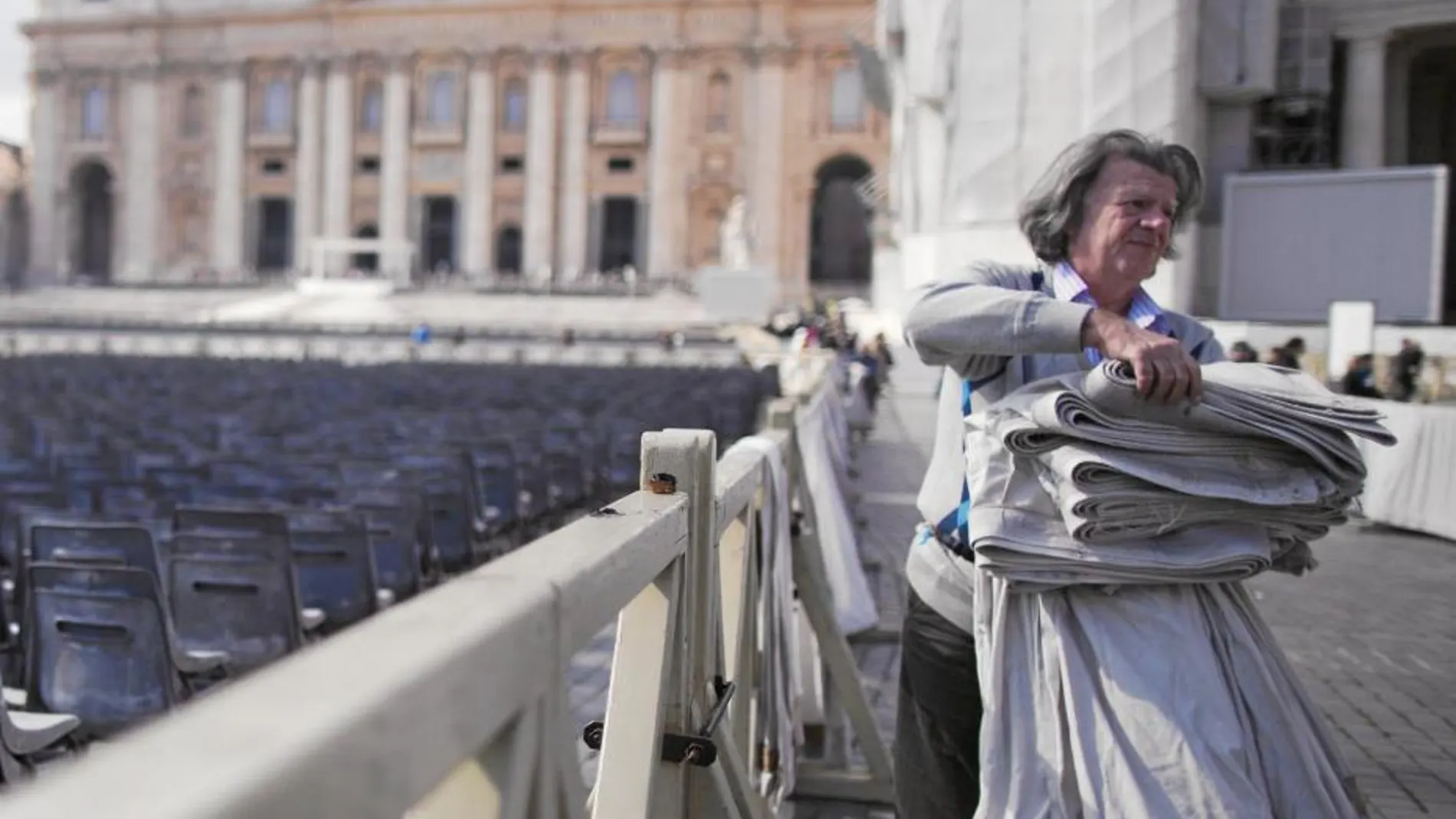 Una trabajadora prepara los retoques finales para la última audiencia general que el Papa Benedicto XVI ofrecerá hoy en la plaza de San Pedro del Vaticano