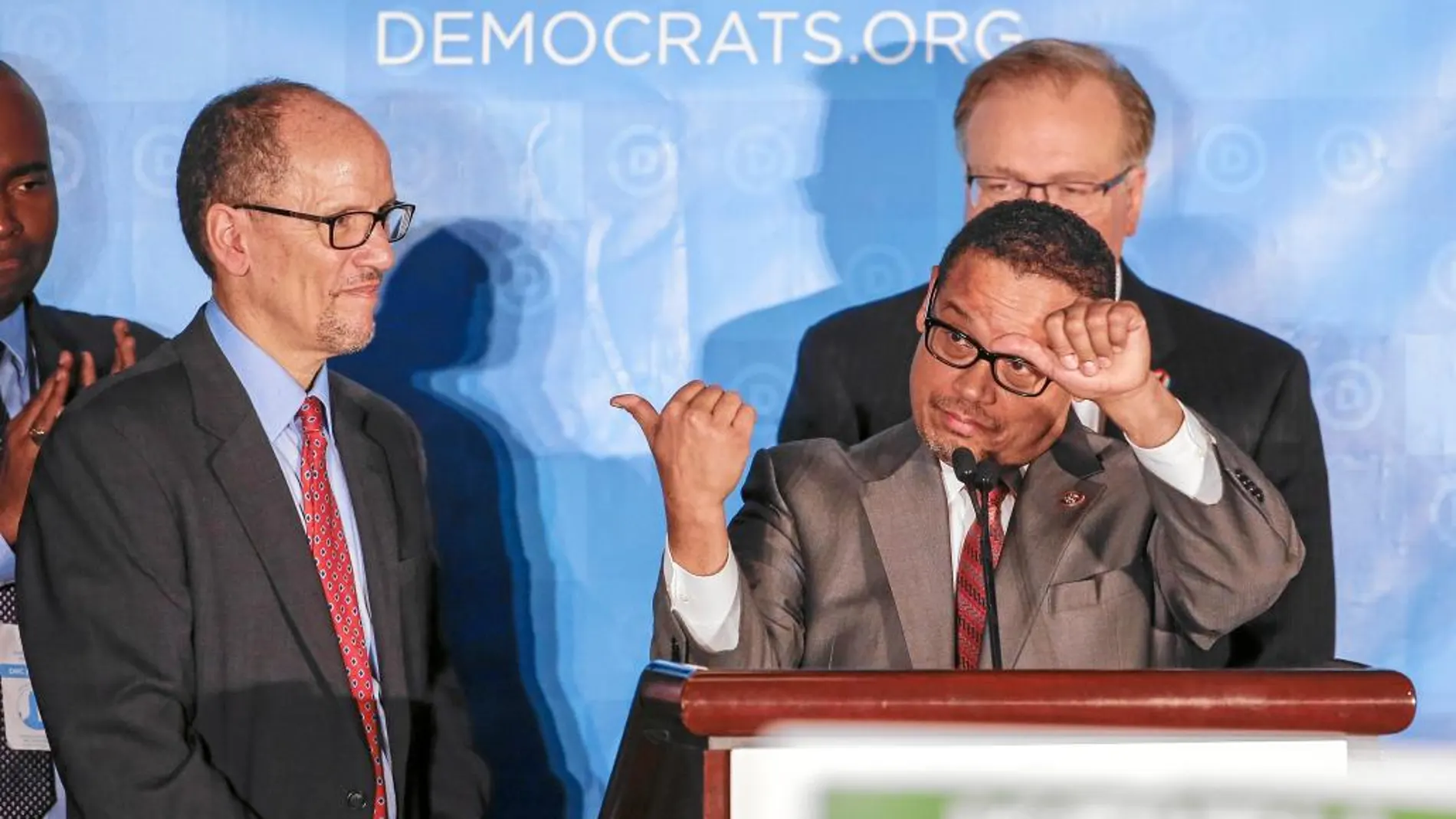 El candidato a liderar el Partido Demócrata, Keith Ellison, señala al vencedor, Tom Perez, que fue proclamado presidente de la formación, ayer, en Atlanta