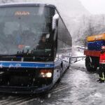 Imagen del autobús accidentado remolcado por un vehículo de emergencias