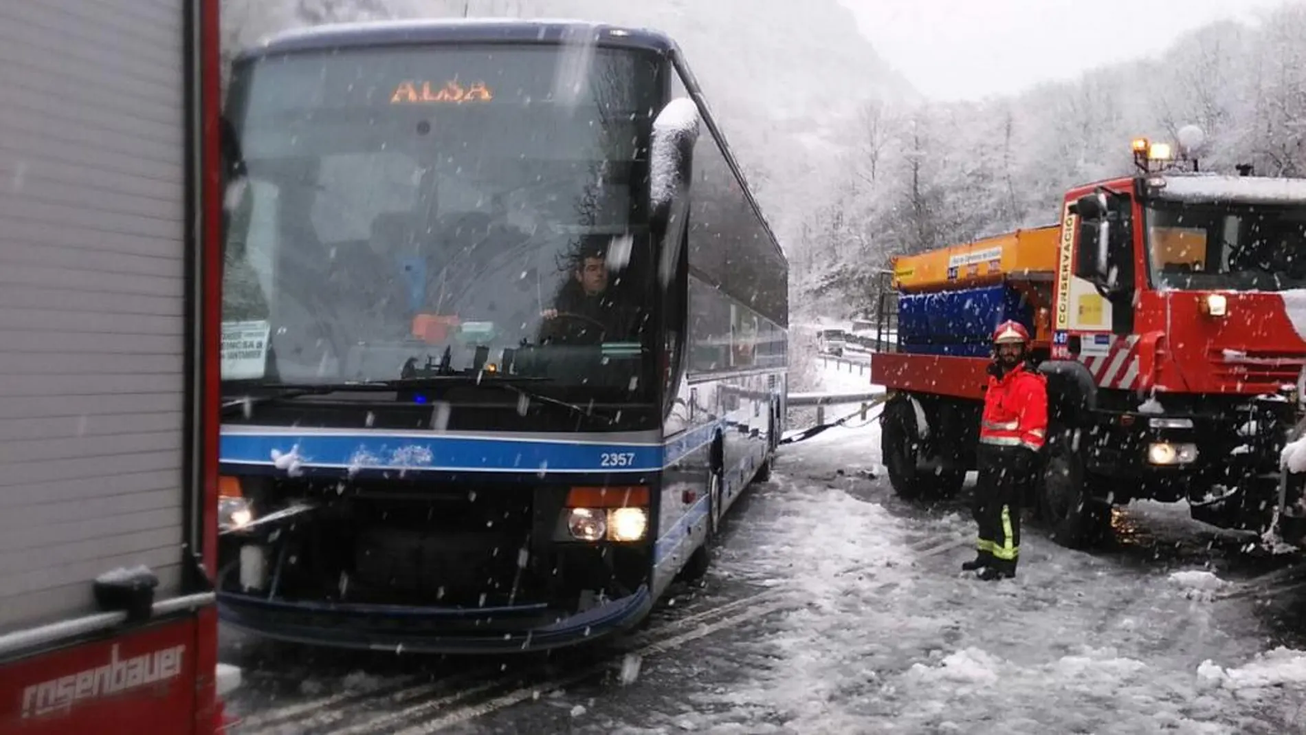 Imagen del autobús accidentado remolcado por un vehículo de emergencias