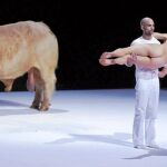Escena de la ópera con Flora Gaudín y el toro de nombre «Easy Ryder»