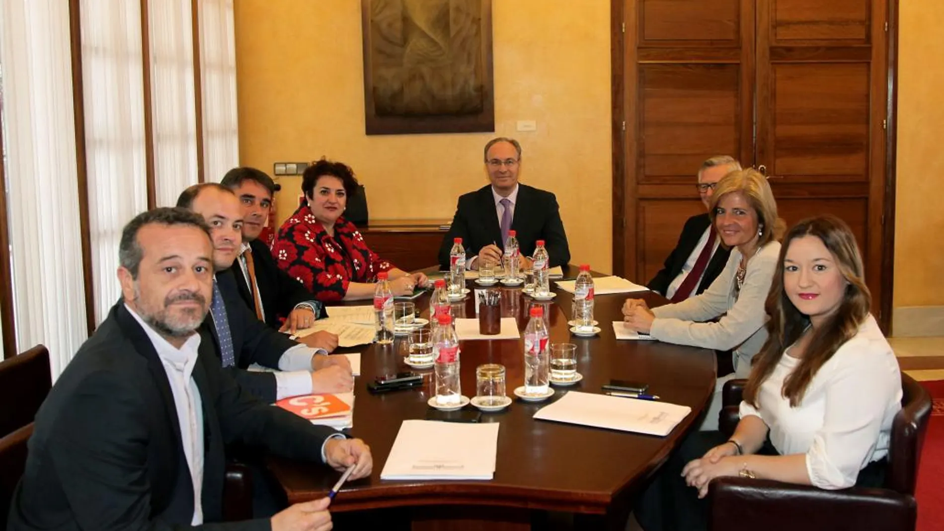 Miembros de la Mesa del Parlamento hasta ayer; a partir de ahora Castro (IU), el primero por la izquierda, ya no