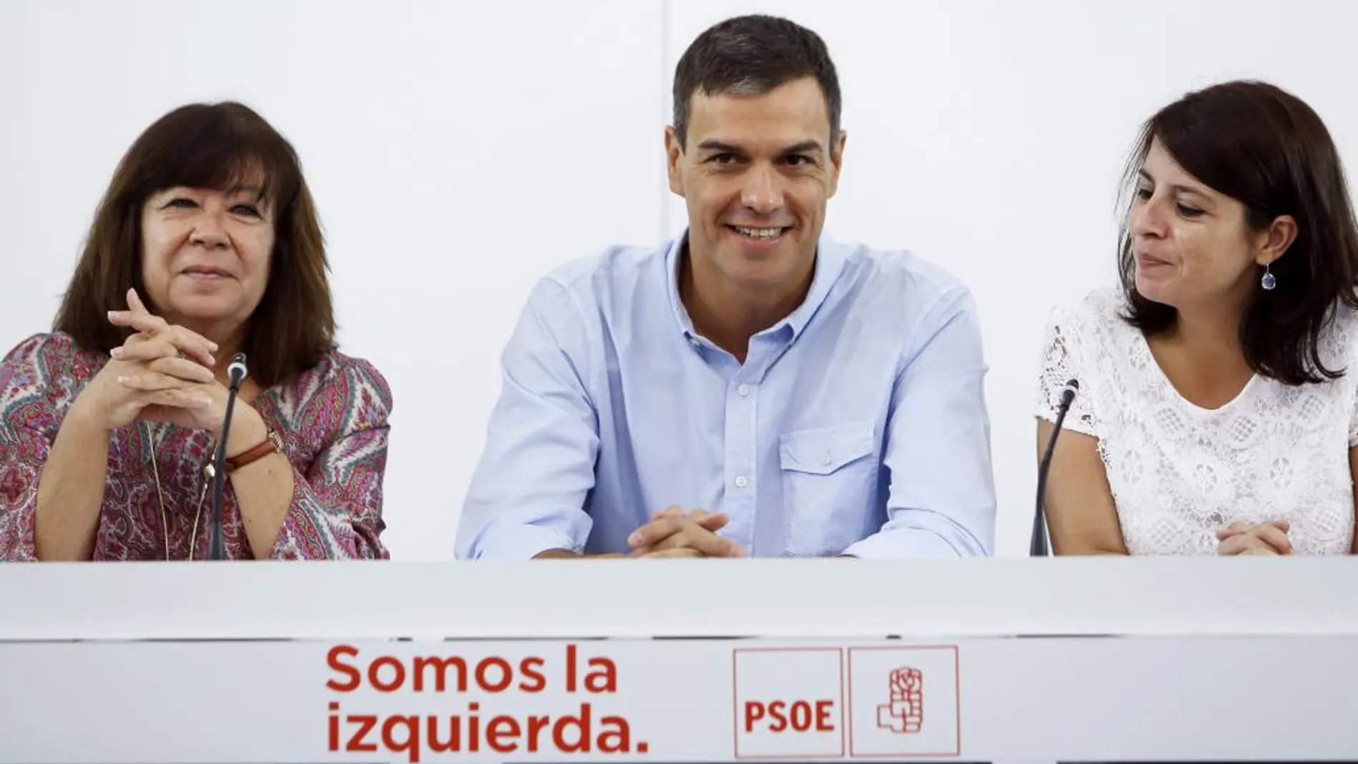 El secretario general del PSOE, Pedro Sánchez (c), junto a la presidenta del partido, Cristina Narbona (i), y la vicesecretaria, Adriana Lastra (d), durante la reunión de la Comisión Ejecutiva Federal .