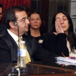 La policía local Raquel Gago (d), Montserrat González (c. fondo) y su hija Triana Martínez (i. fondo), acusadas por el asesinato de la presidenta de la Diputación de León Isabel Carrasco.
