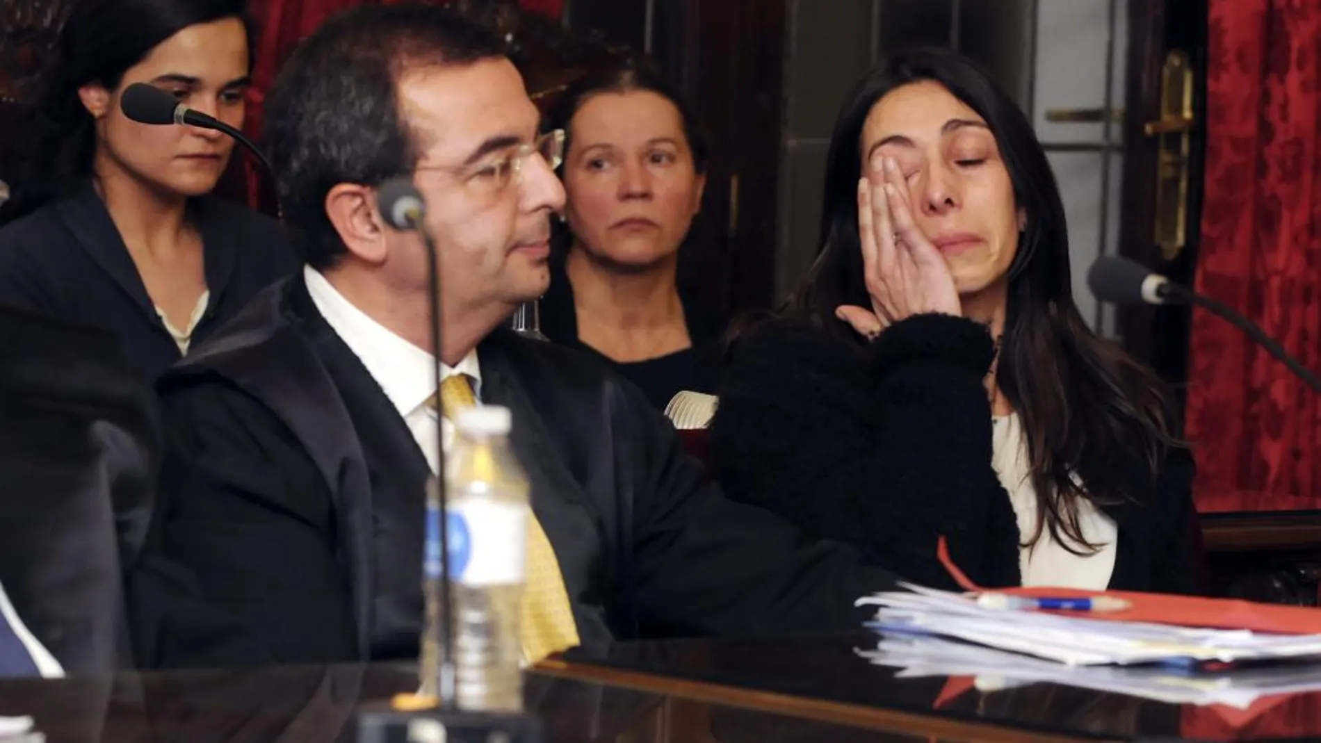 La policía local Raquel Gago (d), Montserrat González (c. fondo) y su hija Triana Martínez (i. fondo), acusadas por el asesinato de la presidenta de la Diputación de León Isabel Carrasco.