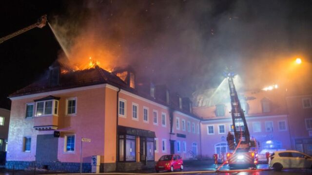Los bomberos tratan de apagar el incendio en el edificio habilitado para albergar refugiados.