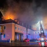 Los bomberos tratan de apagar el incendio en el edificio habilitado para albergar refugiados.