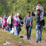 Migrantes sirios siguen la vía del tren después de cruzar la frontera entre Serbia y Hungría por la localidad de Roskze