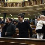El líder de Podemos, Pablo Iglesias (2-i), junto a los diputados de su partido Íñigo Errejón y Carolina Bescansa, con su bebé en los brazos.