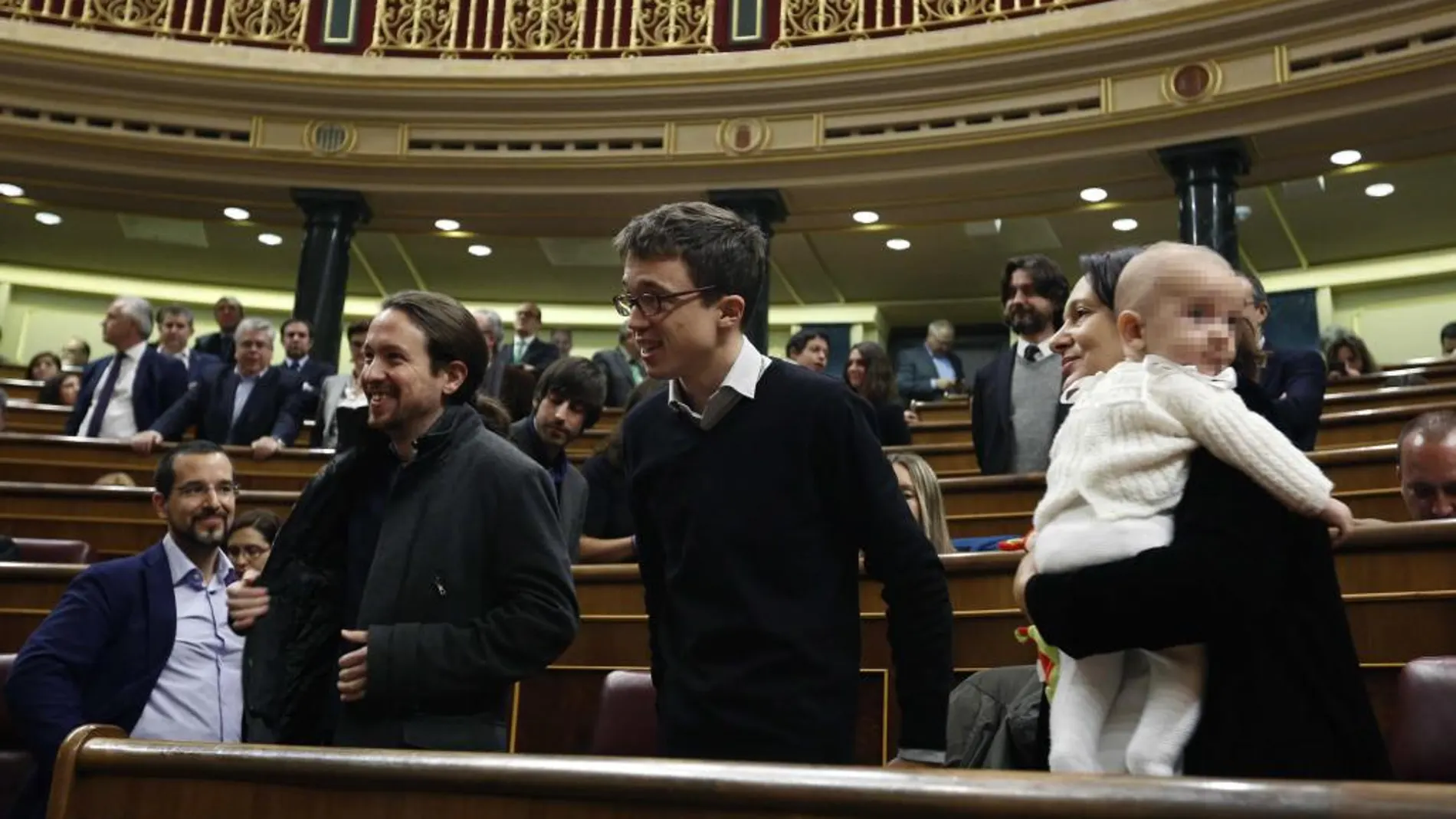 El líder de Podemos, Pablo Iglesias (2-i), junto a los diputados de su partido Íñigo Errejón y Carolina Bescansa, con su bebé en los brazos.