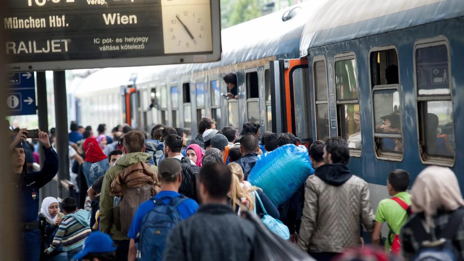 Cientos de refugiados suben a un tren con destino a Munich