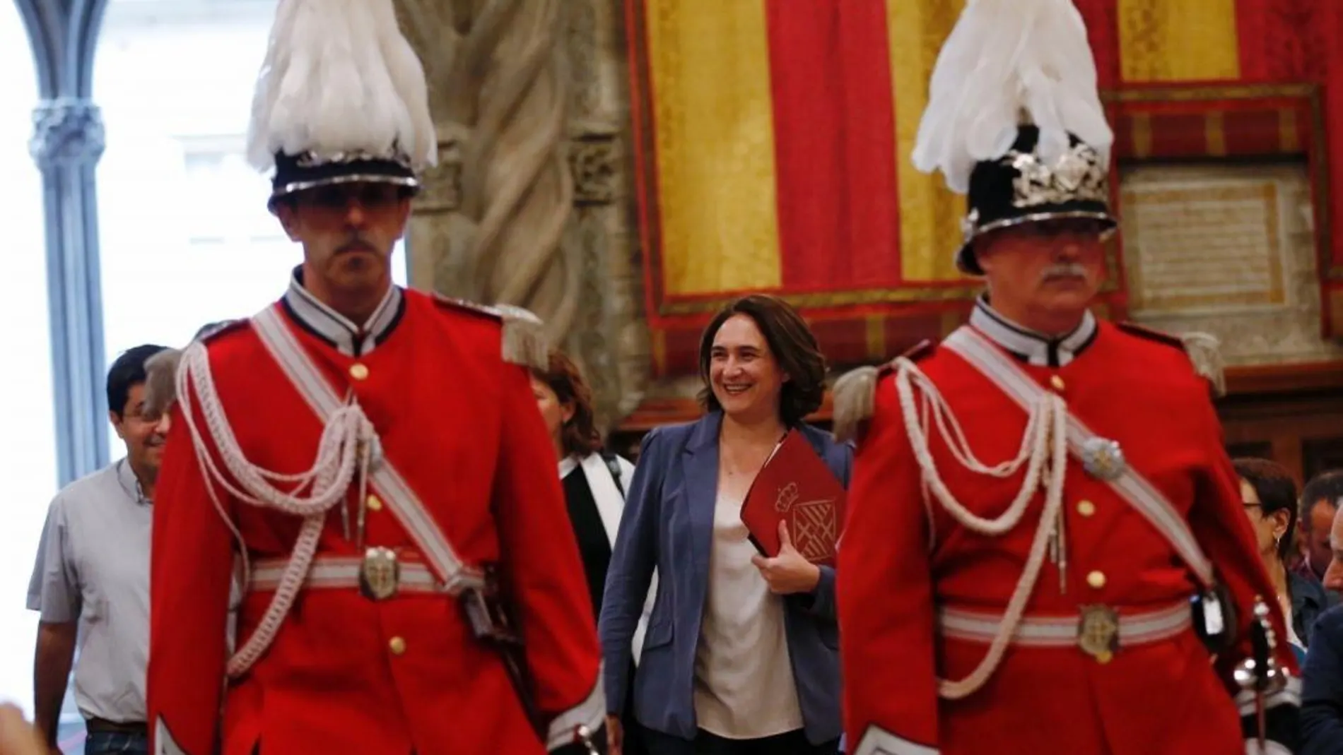 La alcaldesa de Barcelona, Ada Colau, ayer a su llegada al ayuntamiento de Barcelona