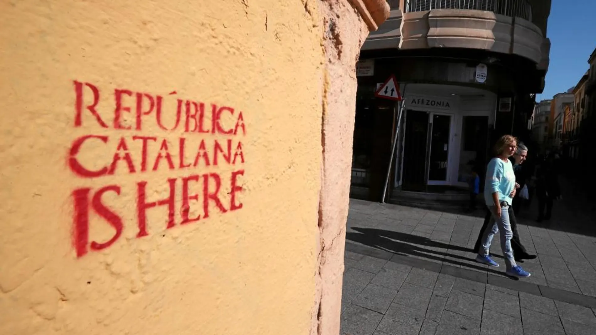 Pintada aparecida ayer en un muro de la ciudad de Sabadell con la leyenda «la república catalana está aquí». La secesión unilateral ha sido desautorizada por la Justicia y ningún país la ha reconocido