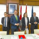 Milagros Marcos, José Rolando Álvarez y Cipriano Rodríguez, entre otros, tras firmar el acuerdo, ayer en Valladolid