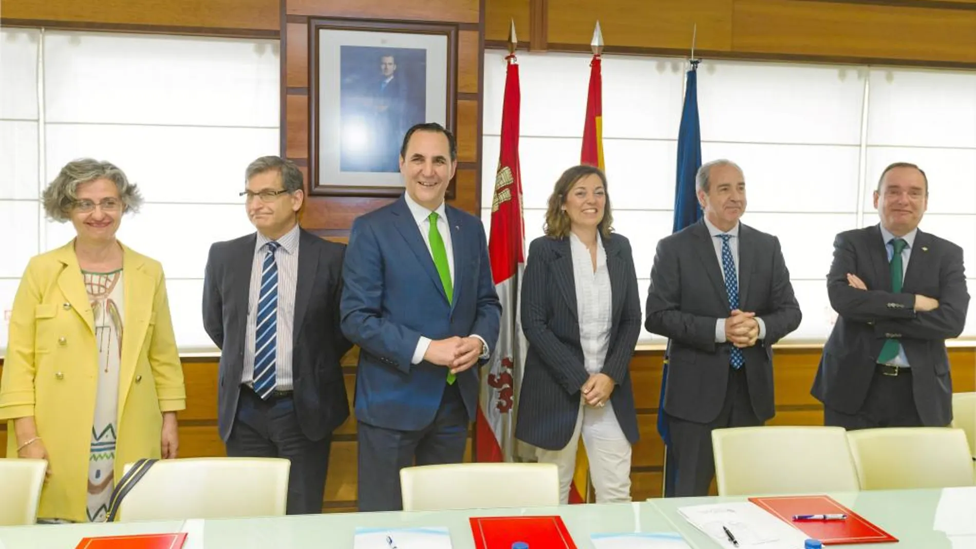Milagros Marcos, José Rolando Álvarez y Cipriano Rodríguez, entre otros, tras firmar el acuerdo, ayer en Valladolid