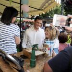 El secretario general del PSOE, Pedro Sánchez, acompañado de la secretaria del PSOE andaluz y presidenta de Andalucía, Susana Díaz (d), en la feria del centro de Granada