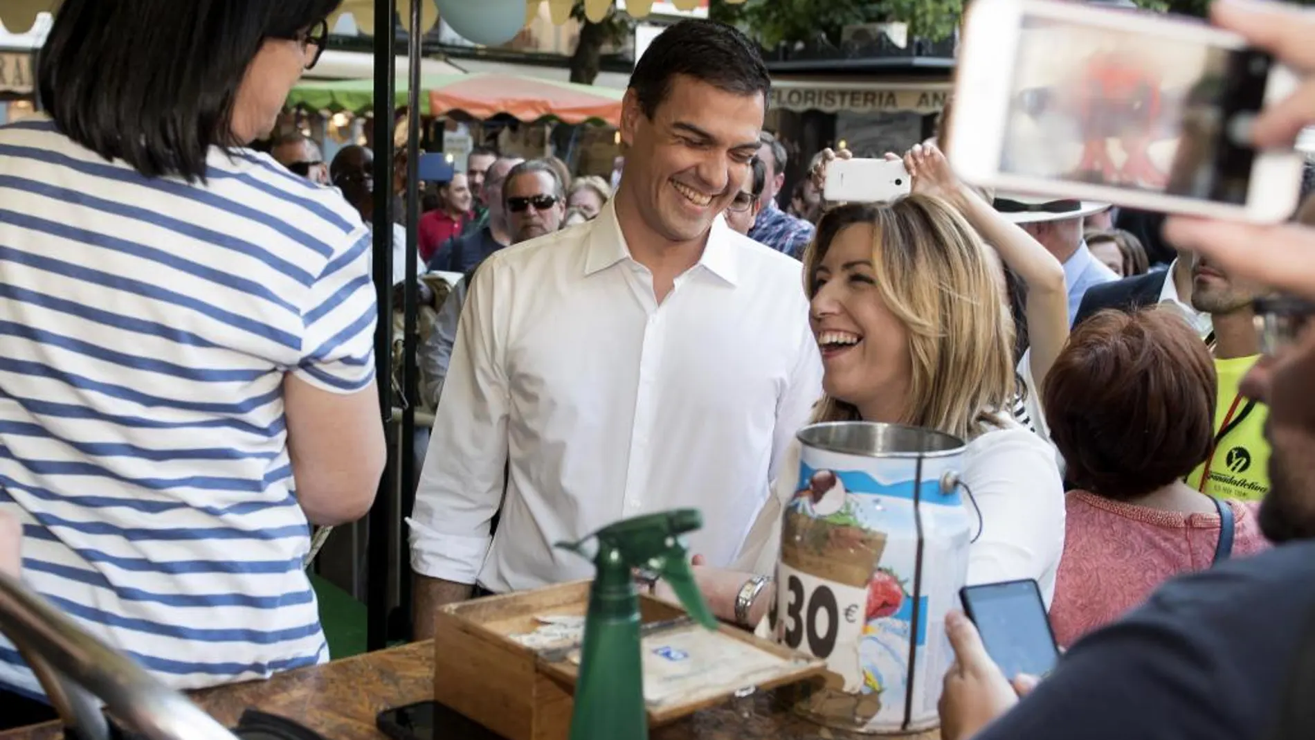 El secretario general del PSOE, Pedro Sánchez, acompañado de la secretaria del PSOE andaluz y presidenta de Andalucía, Susana Díaz (d), en la feria del centro de Granada