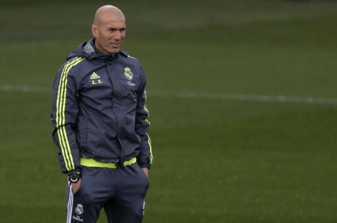 El entrenador del Real Madrid, Zinedine Zidane, durante el entrenamiento del equipo esta mañana en Valdebebas.