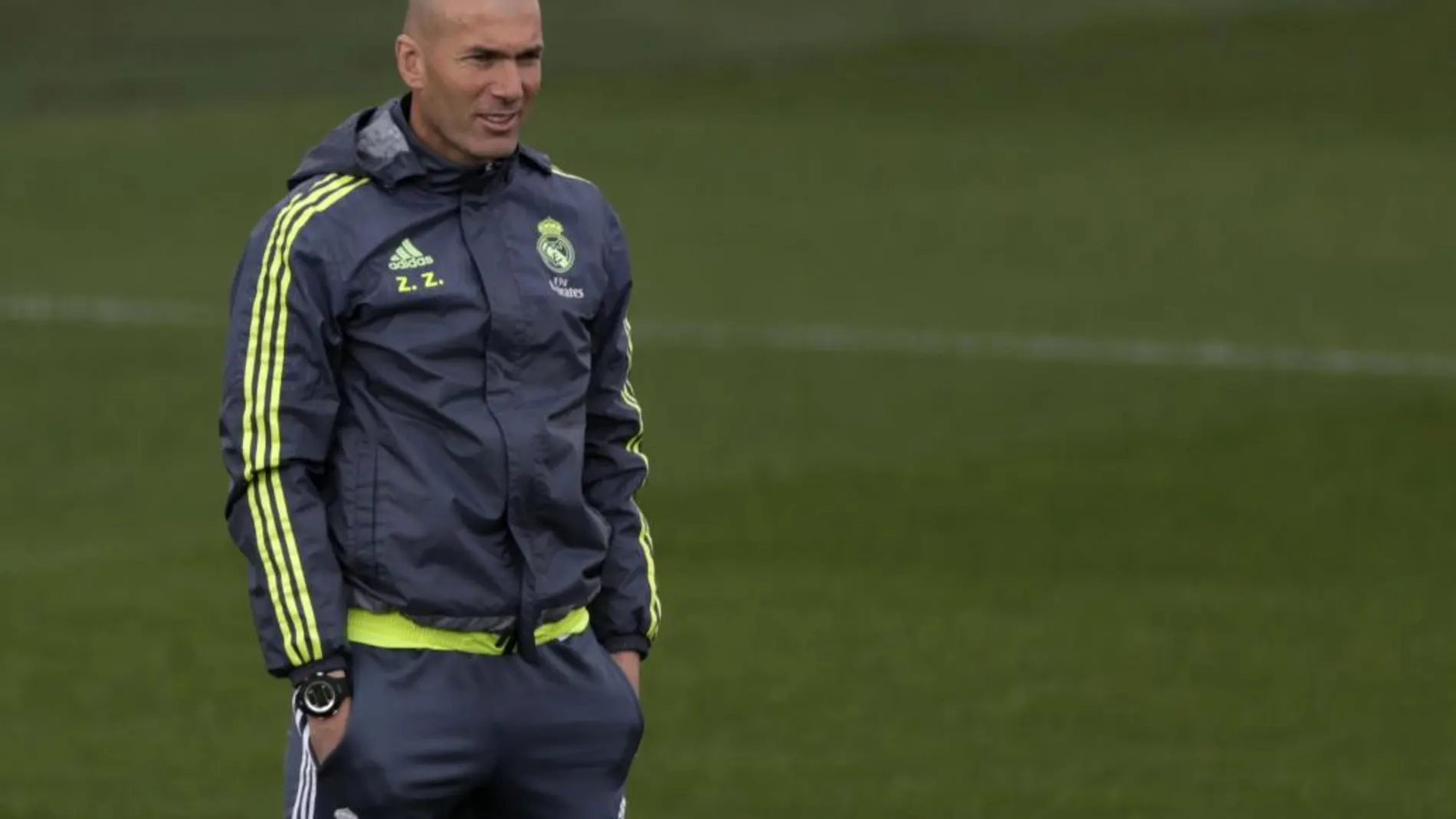 El entrenador del Real Madrid, Zinedine Zidane, durante el entrenamiento del equipo esta mañana en Valdebebas.