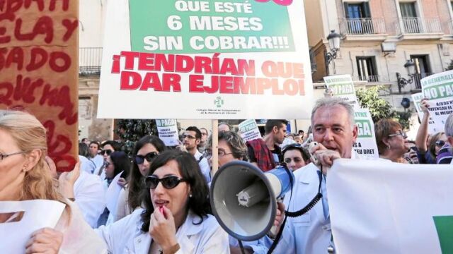 El sector farmacéutico volvió a protestar ayer en la plaza de Sant Jaume para reclamar el dinero que se les deuda