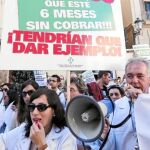 El sector farmacéutico volvió a protestar ayer en la plaza de Sant Jaume para reclamar el dinero que se les deuda