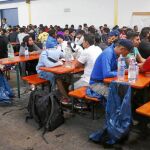 Decenas de inmigrantes descansan ayer en el centro de registro de la estación central de Múnich
