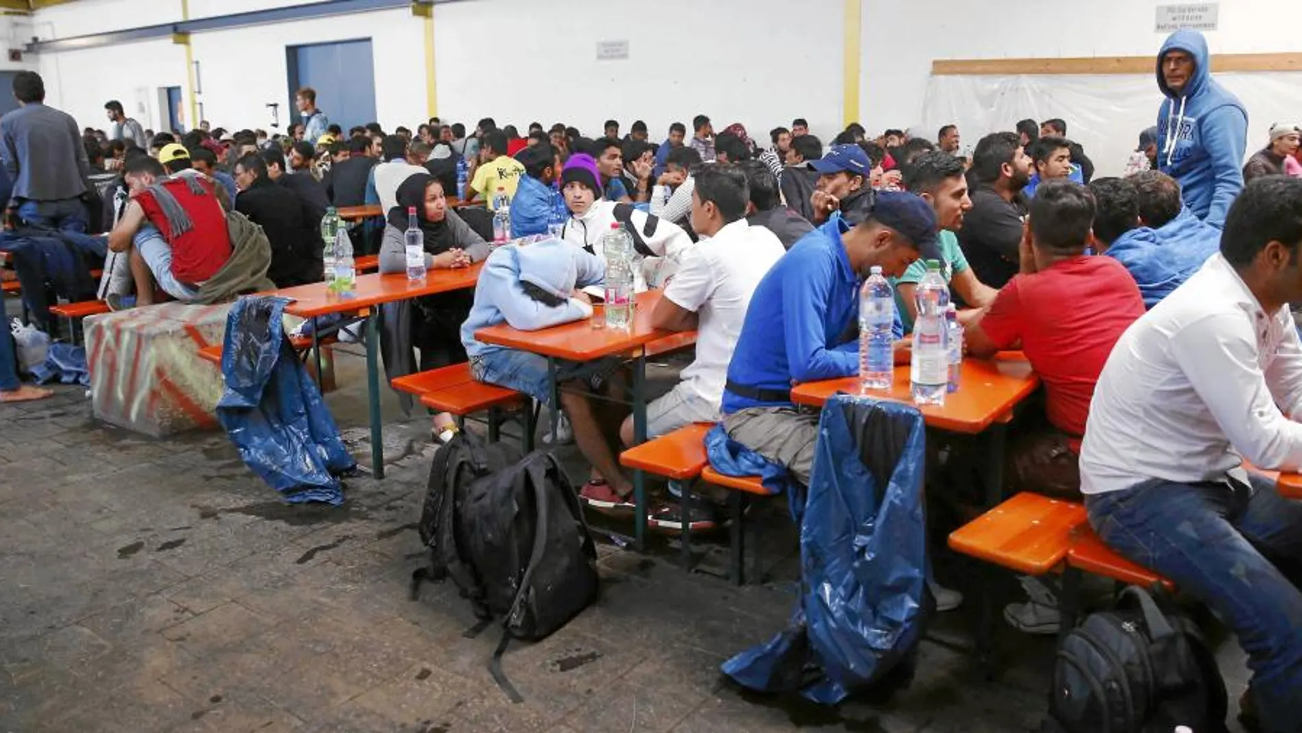 Decenas de inmigrantes descansan ayer en el centro de registro de la estación central de Múnich