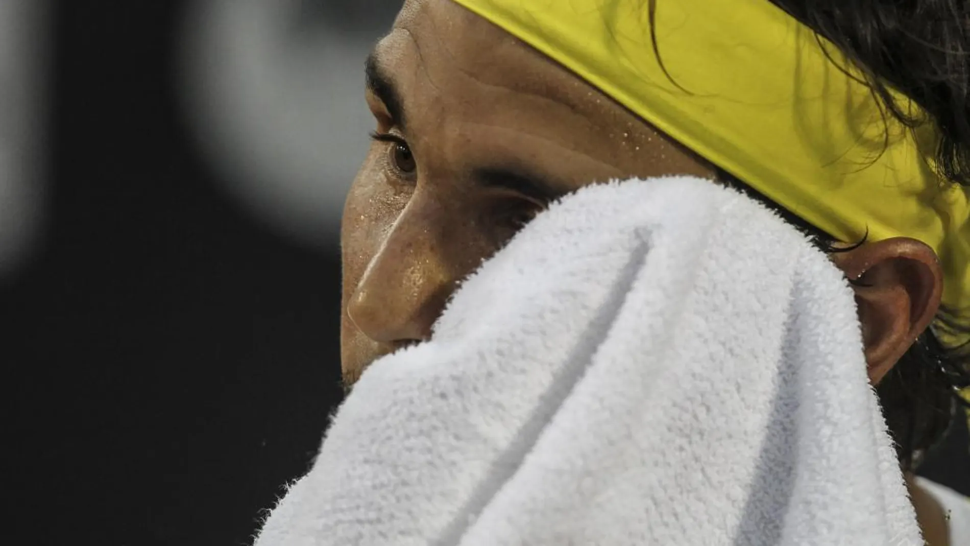 El tenista español Rafael Nadal se seca el rostro antes de un servicio ante su compatriota Nicolás Almagro