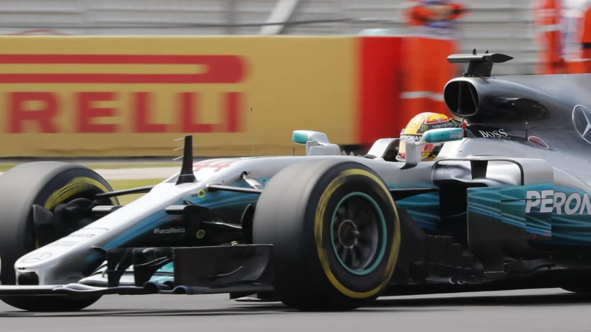 El británico Lewis Hamilton de Mercedes compite en el Gran Premio de México. EFE/Jorge Nuñez