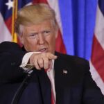 Donald Trump señala a los periodistas durante su primera rueda de Prensa