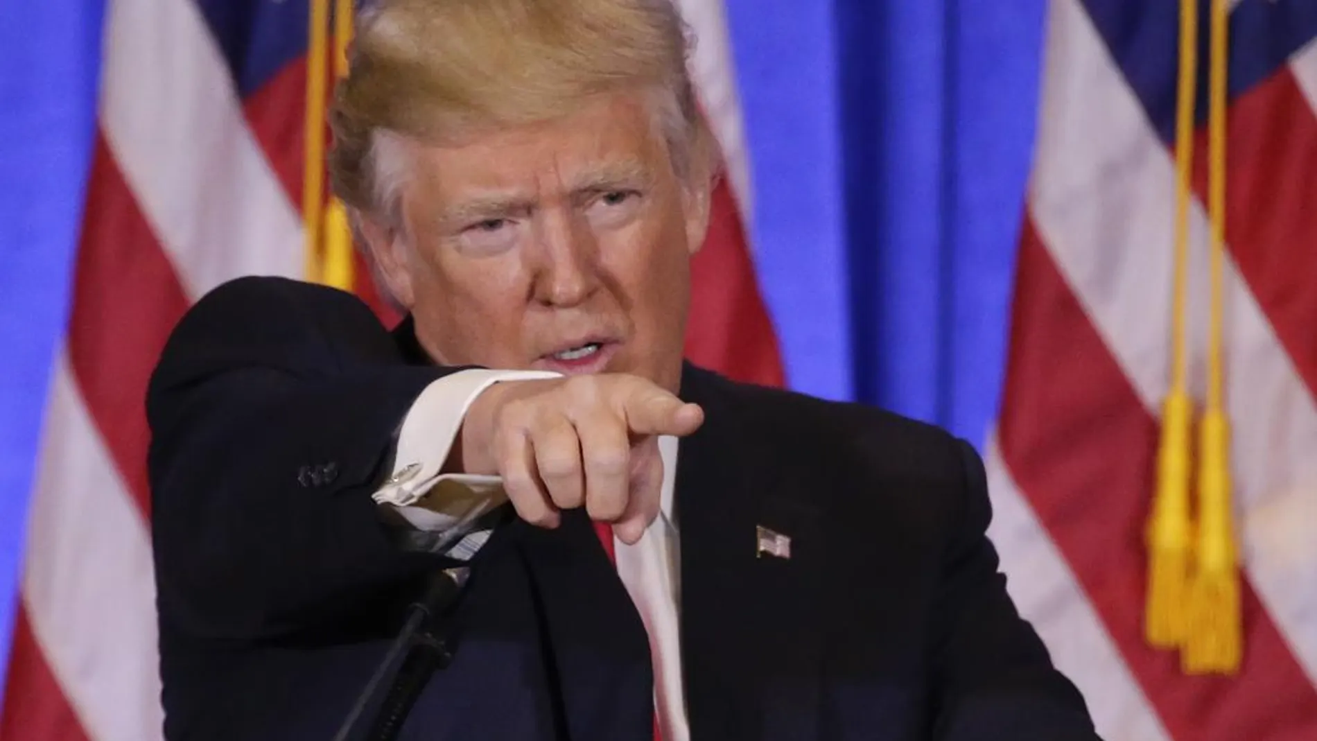 Donald Trump señala a los periodistas durante su primera rueda de Prensa