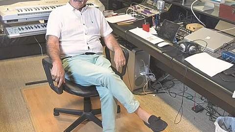 Manuel Pacho en su estudio de música en Madrid