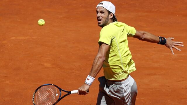 El tenista español Feliciano López devuelve la bola ante el argentino Leonardo Mayer.