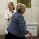 La presidenta de la Comunidad de Madrid, Cristina Cifuentes (i), y la alcaldesa de Madrid, Manuela Carmena (d), tras la reunión hoy