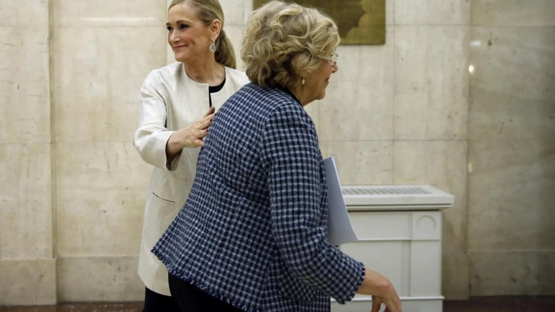 La presidenta de la Comunidad de Madrid, Cristina Cifuentes (i), y la alcaldesa de Madrid, Manuela Carmena (d), tras la reunión hoy