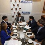 Jorge Romero, director de Relaciones Externas en Andalucía de Mercadona; Diego Ruiz, director de Servicios Técnicos de Covap; José Luis Olmedo, director general de Dulces Olmedo (La Muralla); Nathalie Chavrier, responsable del sector agroalimentario en CTA; y el delegado de LA RAZÓN en Andalucía, Paco Reyero, durante el encuentro en la Hostería del Prado del Grupo La Raza